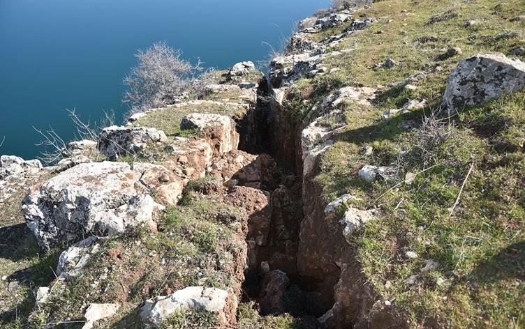 Ji ber erdheja Mereşê li qeraxên Çemê Feratê qelşên mezin çêbûne