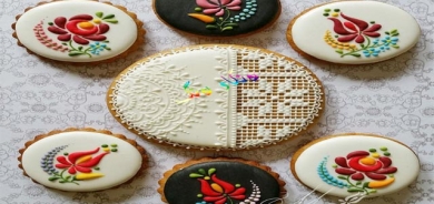 كێكی ڕازاوە بە ڕستن و چنین