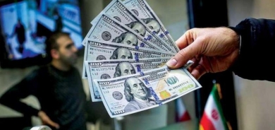 تدهور عملة إيران ينذر بتأجيج الاحتجاجات