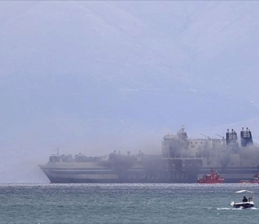 ئاگر لە کەشتییەک کەوتەوە کە ١٨٣ سەرنشینی هەڵگرتبوو