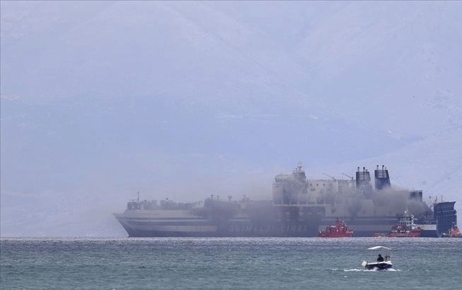 ئاگر لە کەشتییەک کەوتەوە کە ١٨٣ سەرنشینی هەڵگرتبوو