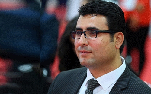 رەواج حاجی بەرپرسی مەلەفی سووریای دەزگای خێرخوازیی بارزانی:  بە هەزاران كەس ئێستا لە پێش خانووە ڕووخاوەكانیان بە نایلۆن و دار و پەڕۆ شوێنێكیان دروست كردووە، بۆ ئەوەی تێیدا بژین