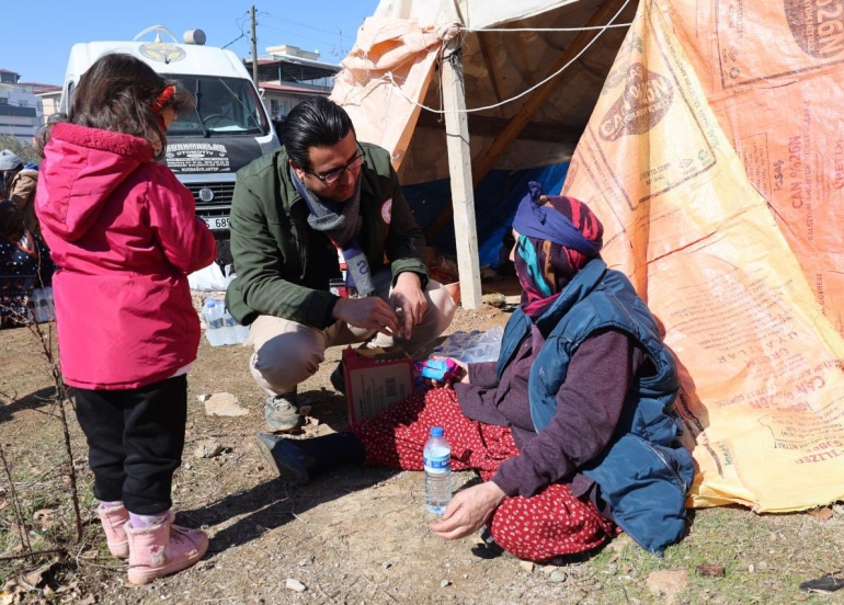 رەواج حاجی بەرپرسی مەلەفی سووریای دەزگای خێرخوازیی بارزانی:  بە هەزاران كەس ئێستا لە پێش خانووە ڕووخاوەكانیان بە نایلۆن و دار و پەڕۆ شوێنێكیان دروست كردووە، بۆ ئەوەی تێیدا بژین