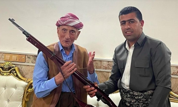 أحد قدامى البيشمركة يتبرع ببندقيته «البرنو» لمتحف ثورة أيلول
