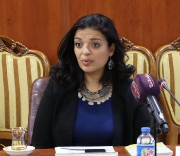 د. تاهیرە عەبدولڕەزاق سادق  ئەندامی ئۆفیسی فەرمیی ئایینی بەهائی لە كوردستان:     لە ئایینی بەهائیدا ژن و  پیاو یەكسانن و بڕیاری پیاو لەناو خێزاندا لە بڕیاری ژن بەهێزتر نییە