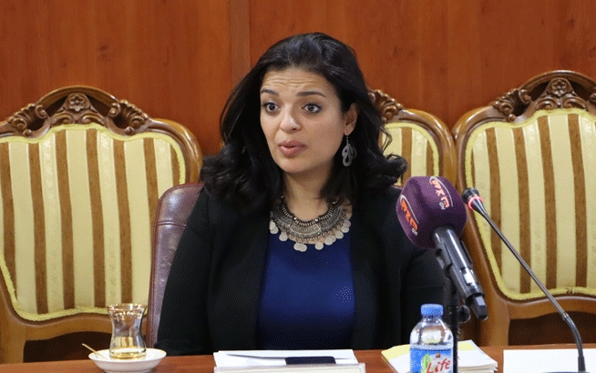 د. تاهیرە عەبدولڕەزاق سادق  ئەندامی ئۆفیسی فەرمیی ئایینی بەهائی لە كوردستان:     لە ئایینی بەهائیدا ژن و  پیاو یەكسانن و بڕیاری پیاو لەناو خێزاندا لە بڕیاری ژن بەهێزتر نییە