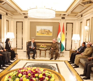 سه‌رۆك بارزانی، پێشوازیی لە ئەیاد عەللاوی كرد و بەیەكەوە چەند پرسێكیان تاووتوێ كرد.