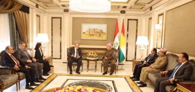 سه‌رۆك بارزانی، پێشوازیی لە ئەیاد عەللاوی كرد و بەیەكەوە چەند پرسێكیان تاووتوێ كرد.