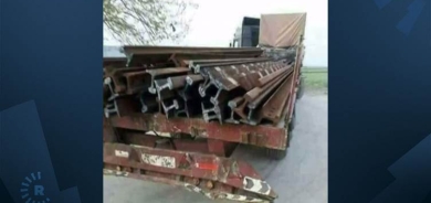 Efrîn: Grûpên çekdar hesin û stûnên pireke dîrokî vedikin û li bazarê difiroşin