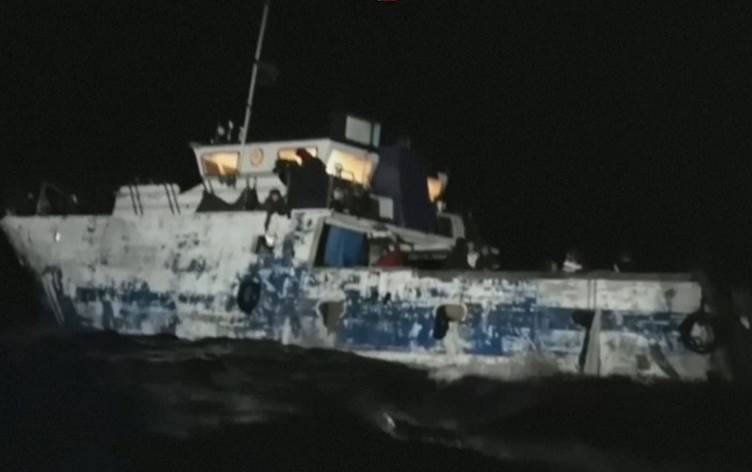 Polîsên Îtalyayê zêdeyî hezar koçberan ji nav deryayê rizgar kirin