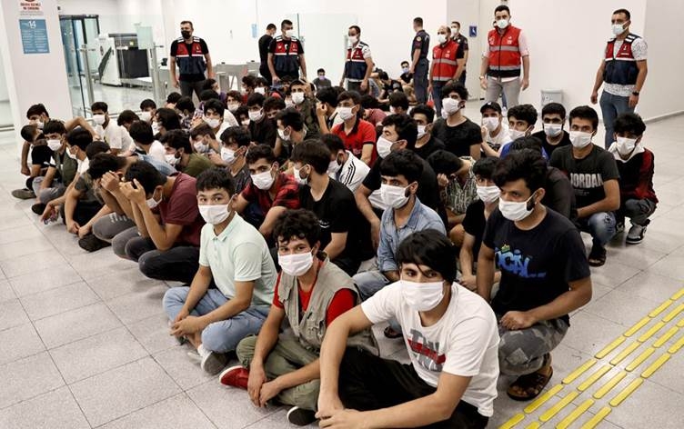 Ji destpêka îsal ve 21 hezar û 211 koçber ji Tirkiyê hatine dersînorkirin