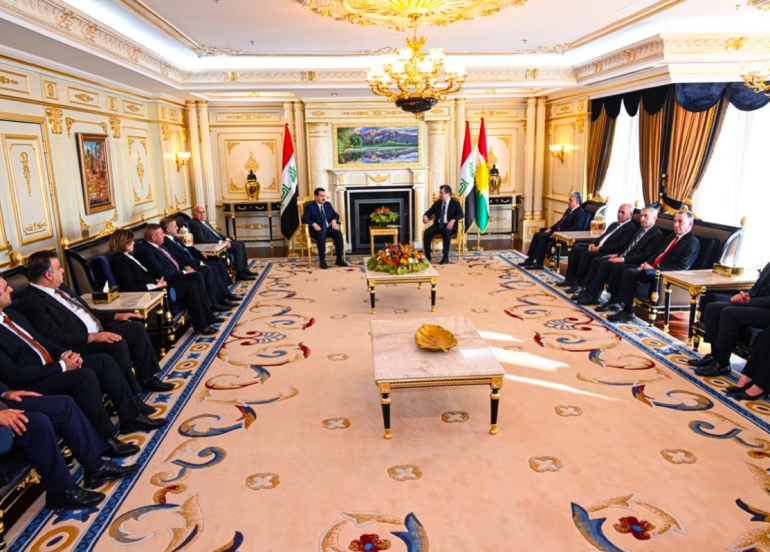 مەسرور بارزانی، سەرۆکی حکوومەتی هەرێمی کوردستان، پێشوازی لە محەمەد شیاع سوودانی، سەرۆکی وەزیرانی فیدرال و شاندێکی یاوەری کرد.