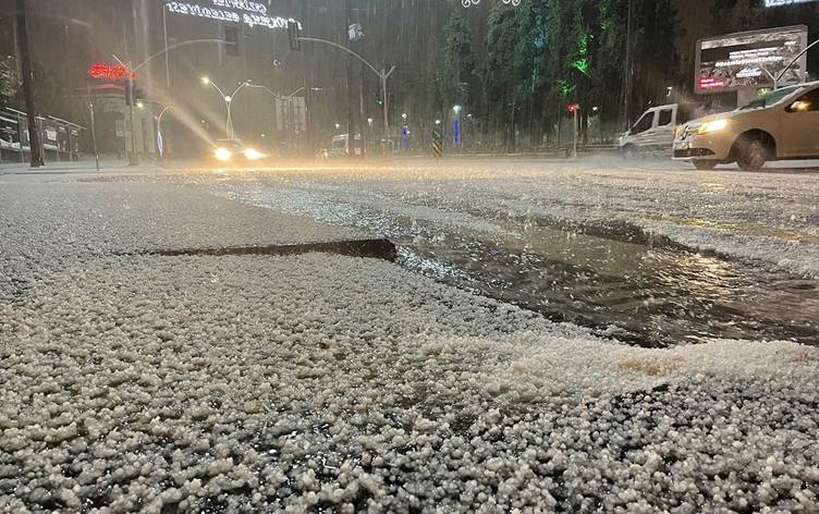 Li Dîlokê û Kilîsê teyrok bariya: Cade û kolan tev spî bûn