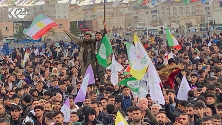 Li Batmanê bi xemginiya erdhej û lehiyê pêşwaziya Newrozê hat kirin