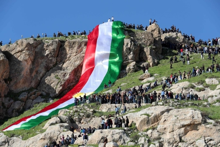 استعداداً للإحتفال بـ نوروز .. رفع علم كوردستان بطول 100 متر على قمة جبل آكري