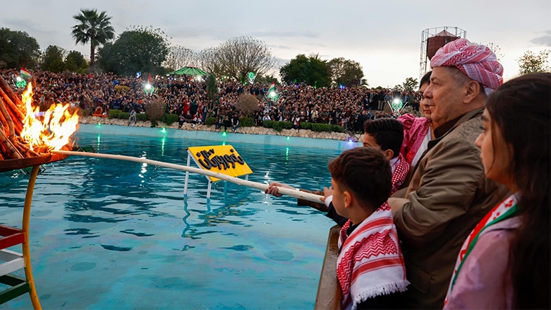 الرئيس بارزاني يوقد شعلة نوروز خلال مشاركته في احتفالية 