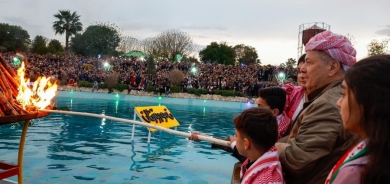 Serok Barzanî li gel zarokên şehîdan agirê Newrozê pêxist