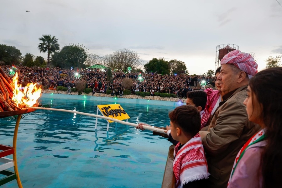 Serok Barzanî li gel zarokên şehîdan agirê Newrozê pêxist