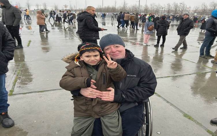 Ji ber cilên Pêşmergeyan nehîştin ku zarokê 5 salî bikeve qada Newrozê