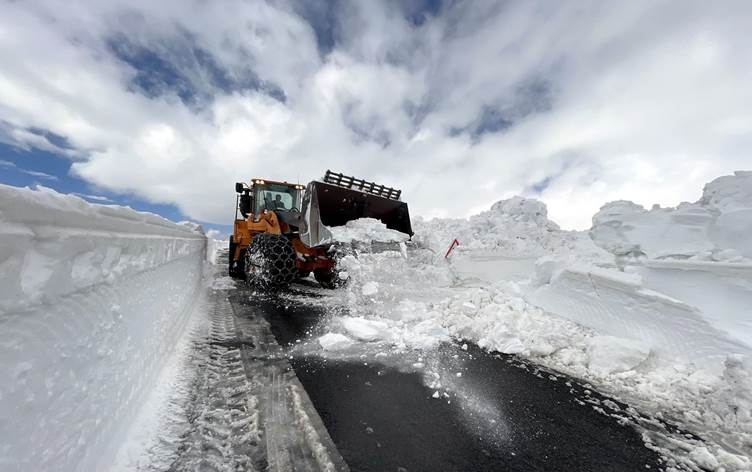Li Erdexanê rêya ku 3 meh û nîve ji ber berfê girtîbû hat vekirin