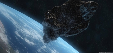 Asteroid to zip between Earth and moon without collision
