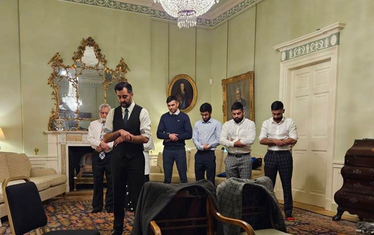 Serokwezîrê nû yê Skotlandê di roja yekem de li mala serokwezîriyê nimêj kir