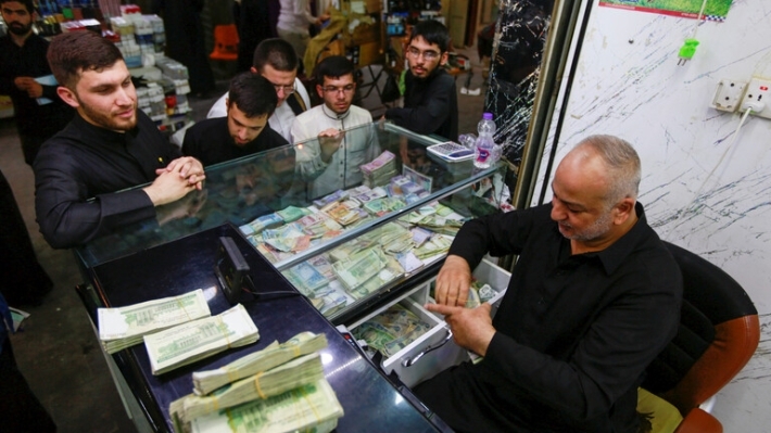 خبير اقتصادي: مافيات كبيرة وراء استمرار ارتفاع سعر صرف الدولار في السوق الموازي