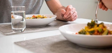 شرب المياه خلال تناول الطعام... فوائده وأضراره