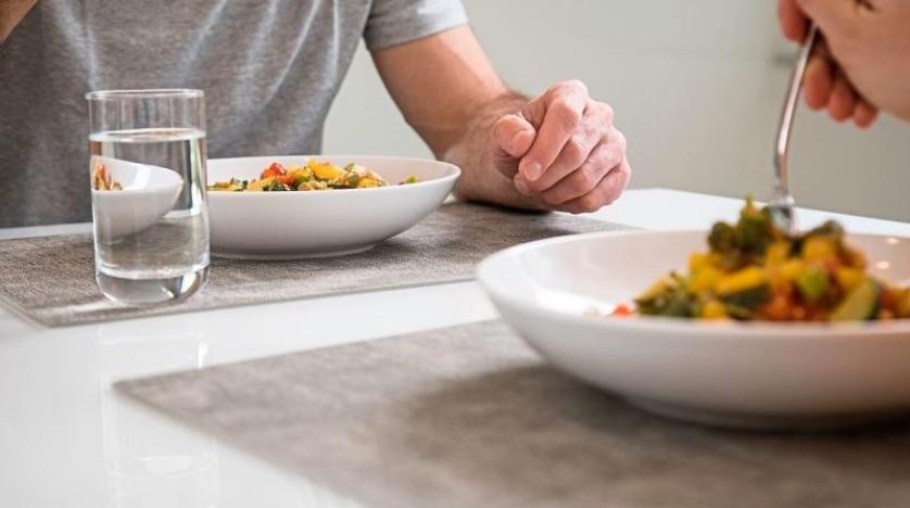 شرب المياه خلال تناول الطعام... فوائده وأضراره