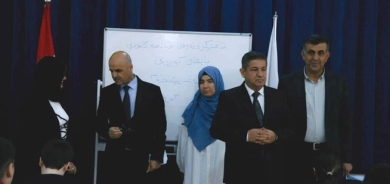 بەڕێوەبەری گشتی ژمارەیەک هۆڵی تاقیکردنەوە بۆ هەڵسەنگاندنی زمانی کوردی بەسەر دەکاتەوە