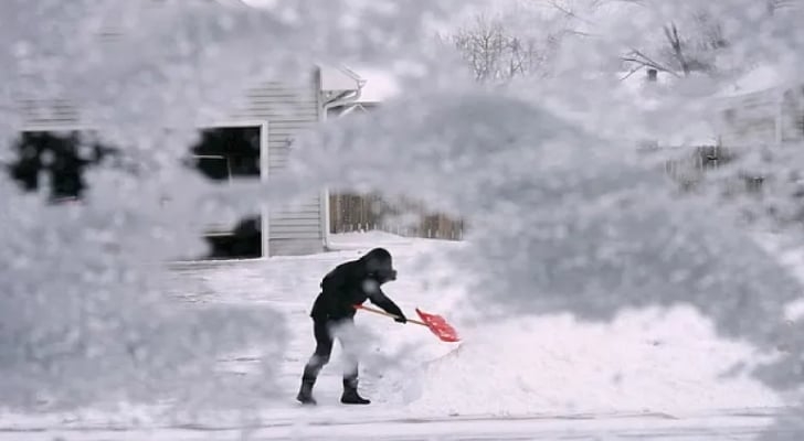 عاصفة شديدة تنهي حياة شخصين وتقطع الكهرباء عن أكثر من مليون شخص في كندا