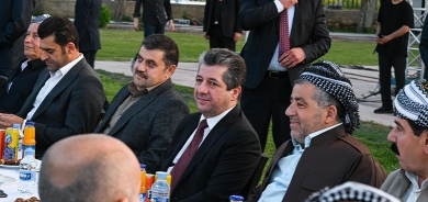 Serokwezîr Mesrûr Barzanî bi kasibkarên bazara Hewlêrê re rojiya xwe vekiro