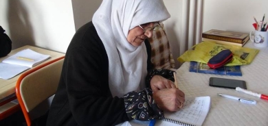 Jina Kurd di 72 saliya xwe de fêrî xwendin û nivîsînê dibe