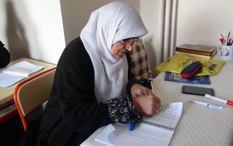 Jina Kurd di 72 saliya xwe de fêrî xwendin û nivîsînê dibe