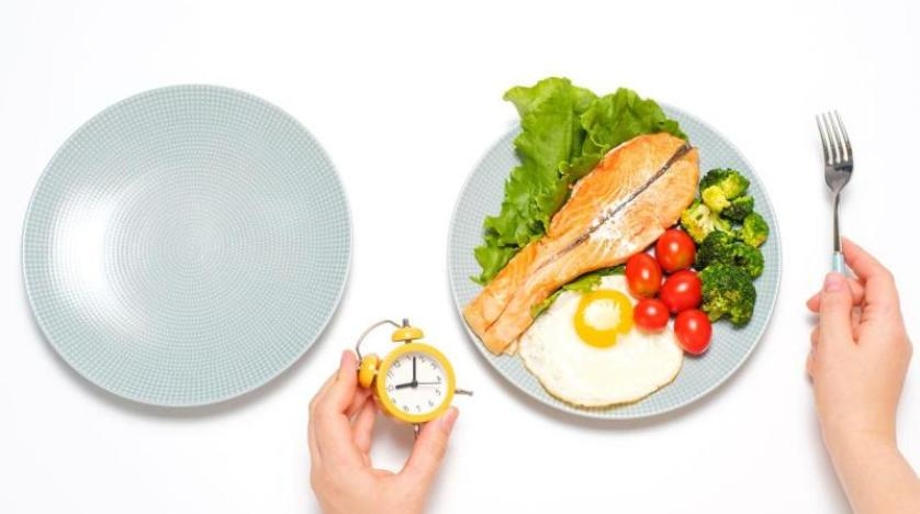 دراسة: الدماغ يقود مهمة إعادة التدوير بعد الصيام