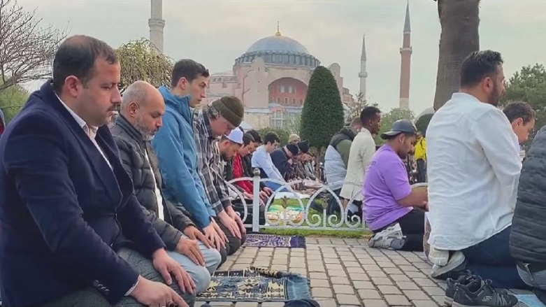 Bi hezaran misilmanan li Mizgefta Ayasofyayê nimêja cejnê kirin