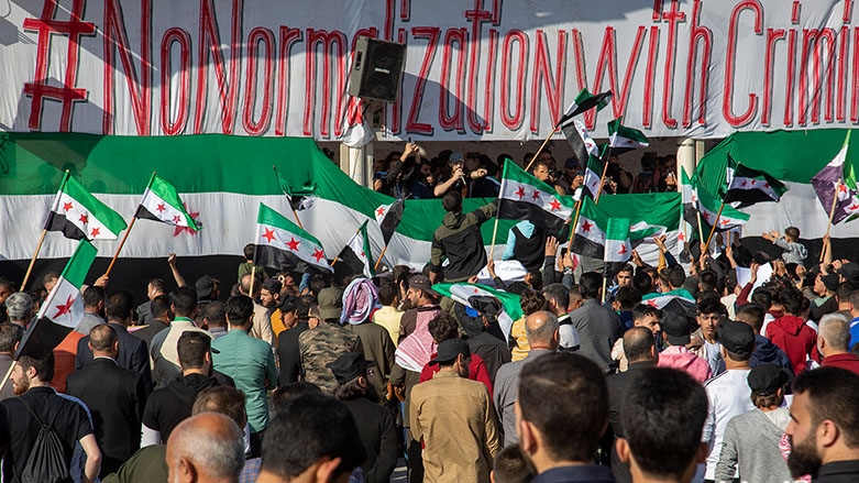 Idlib.. Li dijî asayîkirina pêwendiyên welatên ereban bi rêjîma Sûriyê re xwepêşandan hatin kirin