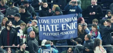 كيف أضافت هتافات جماهير مانشستر يونايتد المطالبة بضم كين لمسة درامية لما يحدث في توتنهام؟