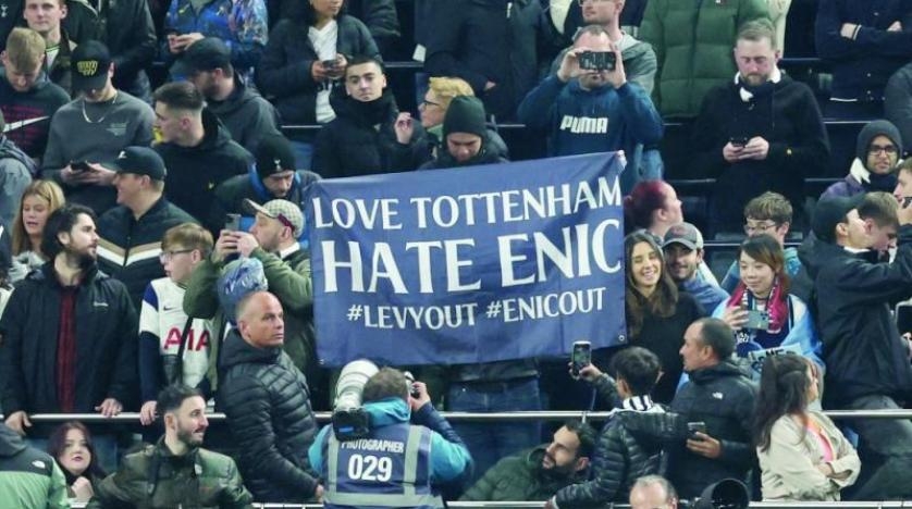 كيف أضافت هتافات جماهير مانشستر يونايتد المطالبة بضم كين لمسة درامية لما يحدث في توتنهام؟