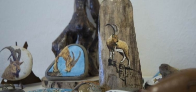 Li Dêrsimê şêwekarek dar û keviran dineqişîne