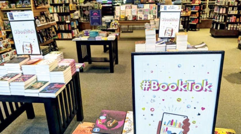 «تيك توك» يقلب موازين النشر... ويعيد الشباب إلى القراءة