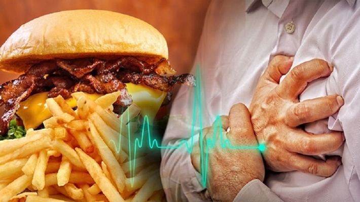 طبيب متخصص بالأمراض الباطنية يحذر: تناول هذه المواد الغذائية 