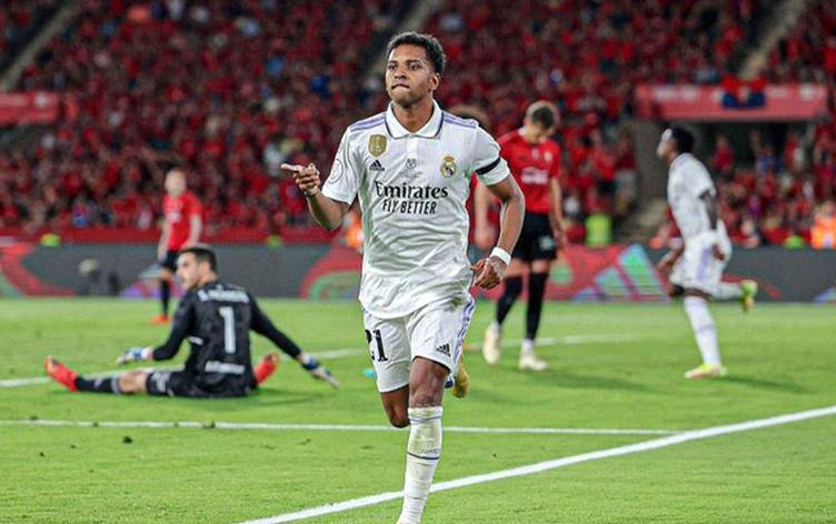 ريال مدريد يفوز بكأس الملك و يهنئه غريمه برشلونة