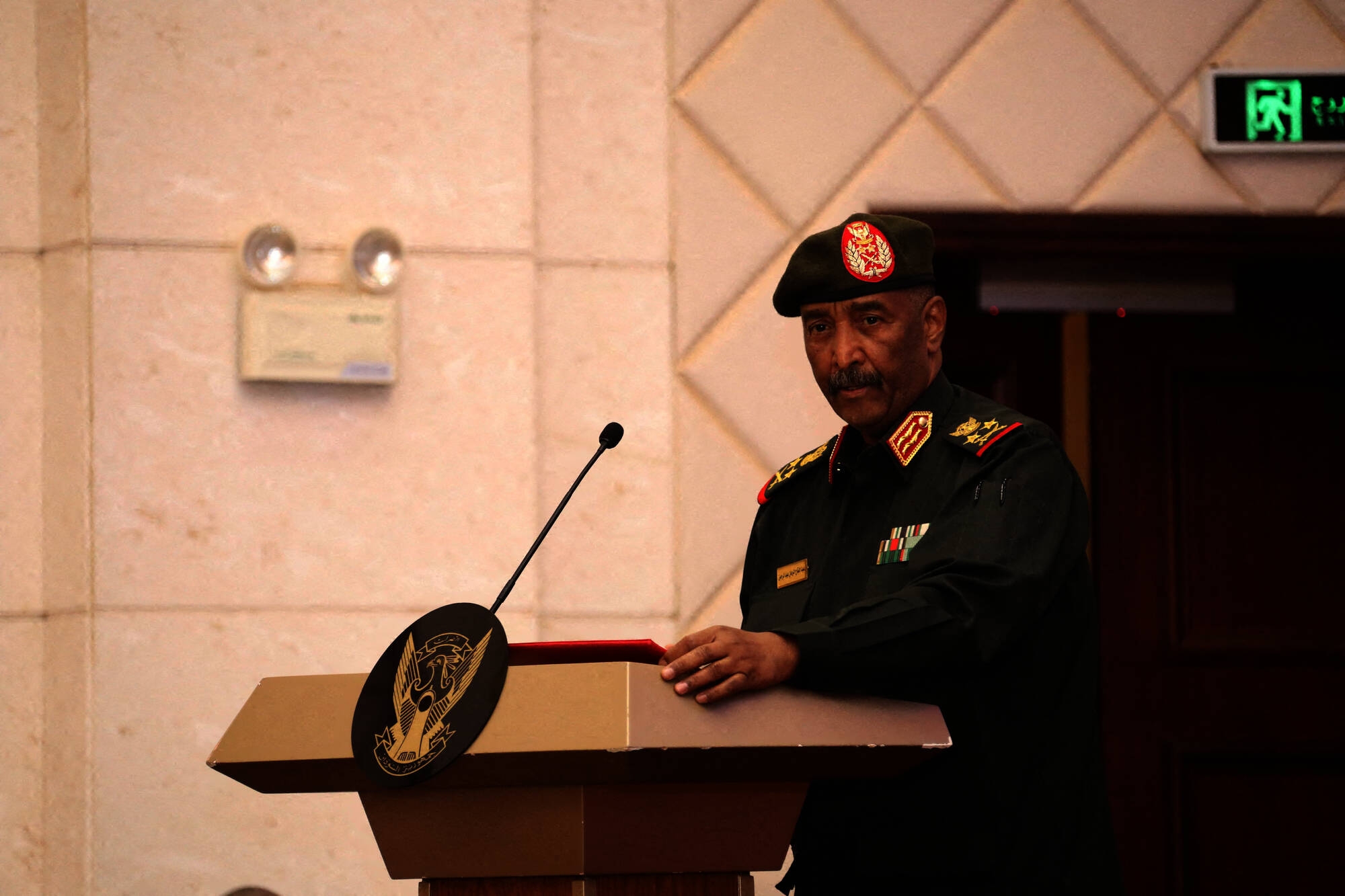 البرهان يحذر من إمكان انتقال الحرب إلى ولايات أخرى في السودان