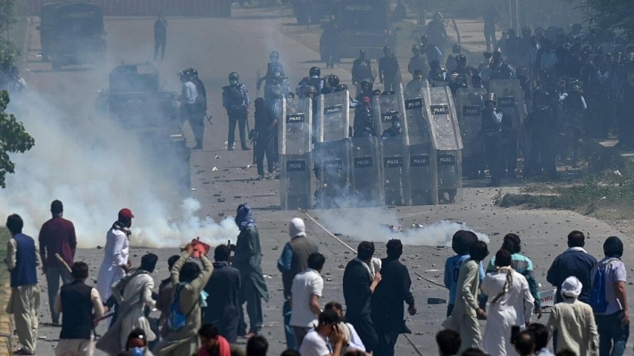 Piştî girtina Serokwezîrê berê yê Pakistanê xwepêşandan destpê kirin û 9 kes mirin