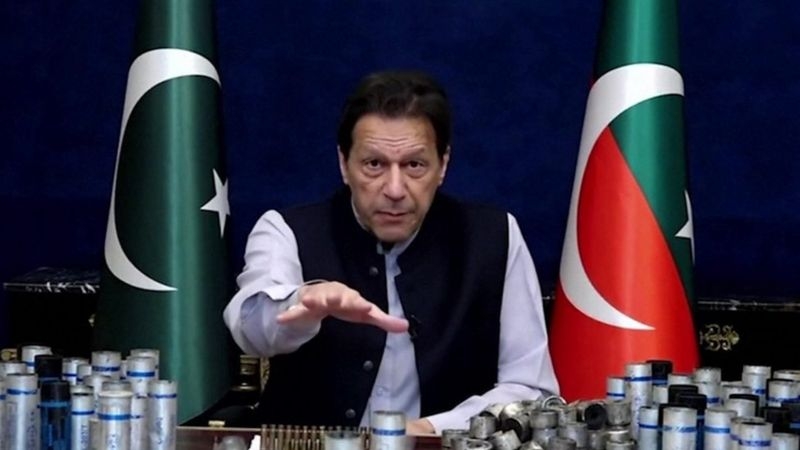 عمران خان بۆ ماوەی ٨ ڕۆژ دەستگیرکرا