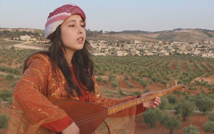 Arîn Fîl Îbiş zarokên Efrînê fêrê mûzîkê dike