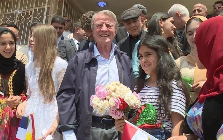 Bernard Kouchner li Herîrê serdana dibistana bi navê wî ye kir