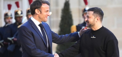 ماكرون وزيلينسكي يدعوان إلى فرض عقوبات جديدة على روسيا