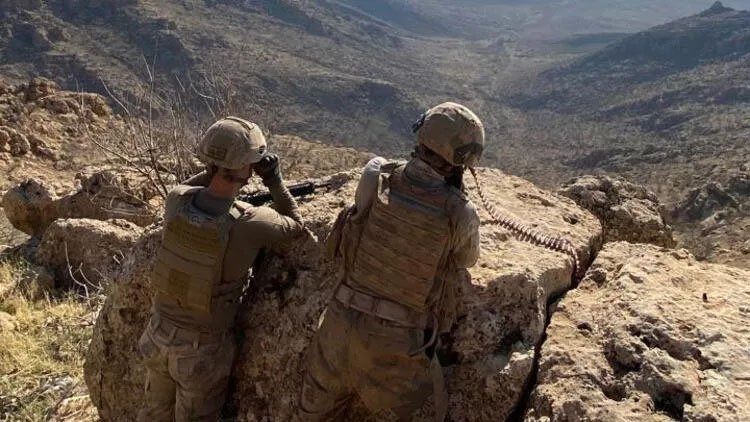 4 leşkerên Tirk hatin kuştin